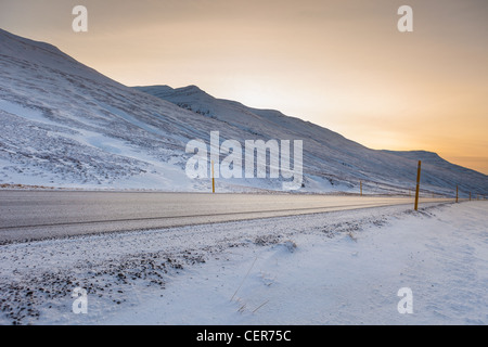 Verschneite Straße, Skagafjördur, Island Stockfoto