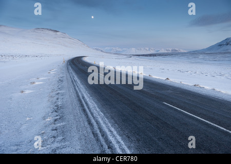 Verschneite Straße, Skagafjördur, Island Stockfoto