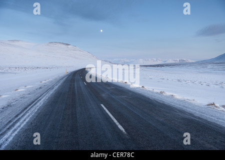 Verschneite Straße, Skagafjördur, Island Stockfoto