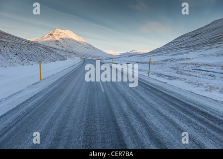 Verschneite Straße, Skagafjördur, Island Stockfoto