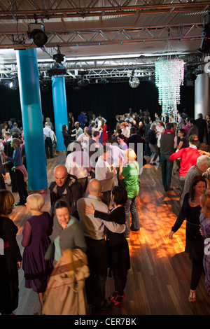 Gesellschaftstanz Spaß im Southbank Centre in London Stockfoto