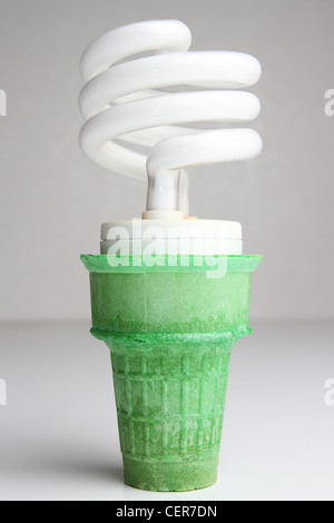 Compact Fluorescent Lightbulb in eine grüne Eiscreme-Kegel Stockfoto