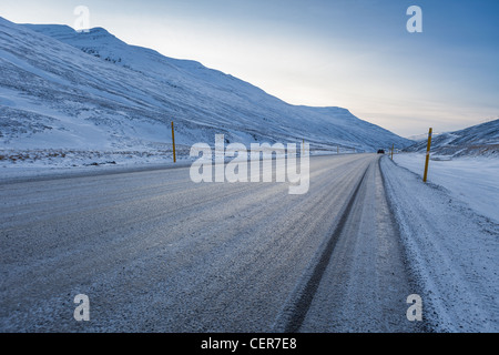 Verschneite Straße, Skagafjördur, Island Stockfoto