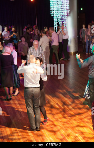 Gesellschaftstanz Spaß im Southbank Centre in London Stockfoto