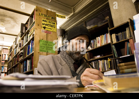 Kunden im Second-Hand Buchladen auf Charing Cross Road. Zweiter hand Buchhandlungen Bücher von unterschiedlichen Preisen, das teuerste zu verkaufen ein Stockfoto