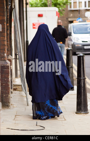 Anbeter gehen in die Moschee in Whitechapel. Moscheen als Orte der Anbetung und Gebet auf der arabischen Halbinsel stammt. Stockfoto