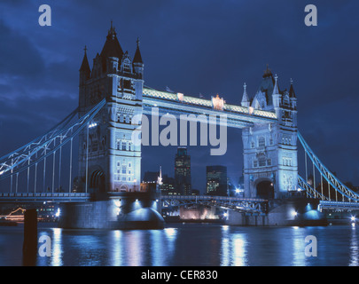 Tower Bridge bei Nacht. Stockfoto
