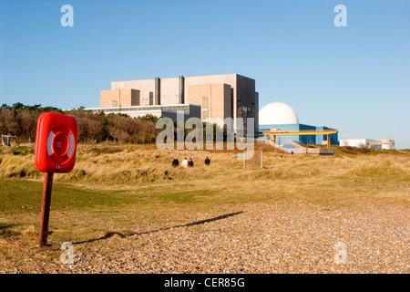 Kernkraftwerk Sizewell und Sizewell Strand in Suffolk. Stockfoto