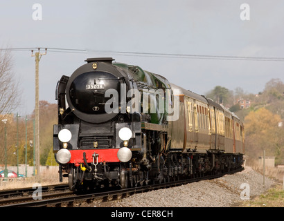 SR Handelsmarine Klasse Dampf Lok Nr. 35028 Clan Line schleppen einen spezielle VSOE-Dampf an Shalford Kreuzung in Surrey. Stockfoto