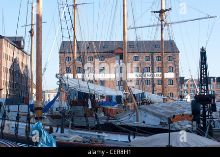 Gloucester Docks, Gloucester, Großbritannien. Hohe Schiffe liegen an einem hellen Wintertag in den Docks an. Stockfoto