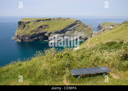 Ein Stein auf der Werkbank mit Blick auf Tintagel Kopf, der Website der Überreste eines Klosters und Schloss. Tintagel Castle ist verbunden mit t Stockfoto