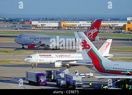 Blick auf Flugzeuge am Flughafen Heathrow von der ehemaligen Aussichtsterrasse auf den Königinnen bauen wegen abgerissen werden Rollen ein Stockfoto