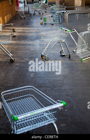 Verworfen, Asda Trolleys auf Grundstück in Wandsworth - London UK Stockfoto