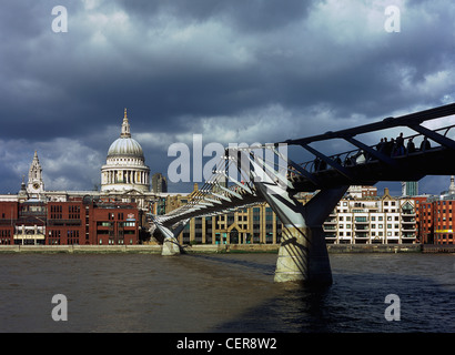 Millennium Bridge über die Themse mit St. Pauls Kathedrale in der Londoner City im Hintergrund. Stockfoto