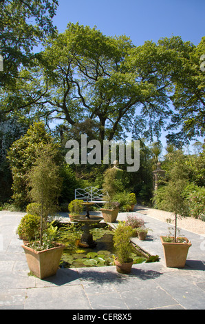 Kleinen gepflasterten Garten mit Teich und Brunnen mit Laternen und