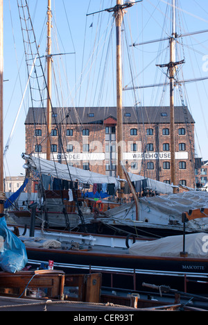Gloucester Docks, Gloucester, Großbritannien. Hohe Schiffe liegen an einem hellen Wintertag in den Docks an Stockfoto