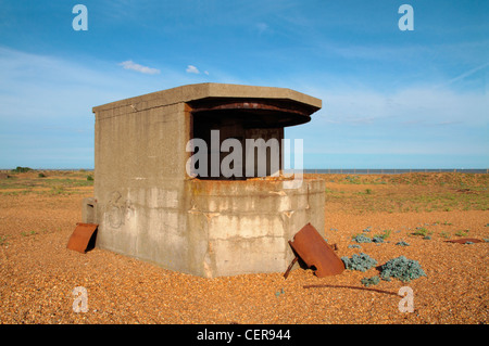 Ein verlassener Zweiter Weltkrieg Bunker am Strand von Landguard Point, der südlichste Teil des Suffolk. Stockfoto