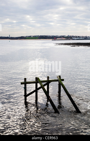 Liegeplatz-Pole und South Shields aus North Pier Tynemouth North Tyneside England Stockfoto