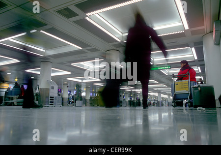 Passagiere auf der Durchreise zwei Terminals am Flughafen Heathrow. Stockfoto