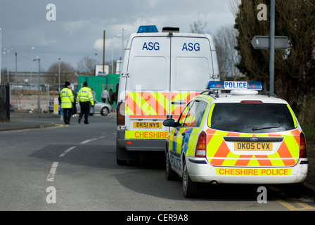 Britische Polizei-Fahrzeuge am Unfallort ein Unruhen Stockfoto