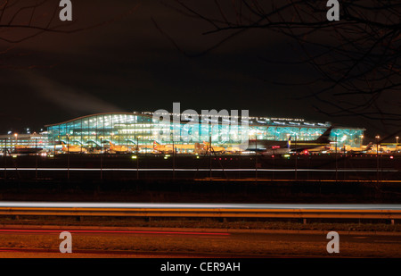 Flugzeuge an das Internat Tore nachts außen Terminal 5 am Flughafen Heathrow. Stockfoto