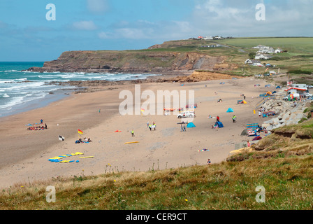 Strand und Klippen bei Widemouth Bucht an der Nordküste von Cornwall in der Nähe von Bude. Stockfoto