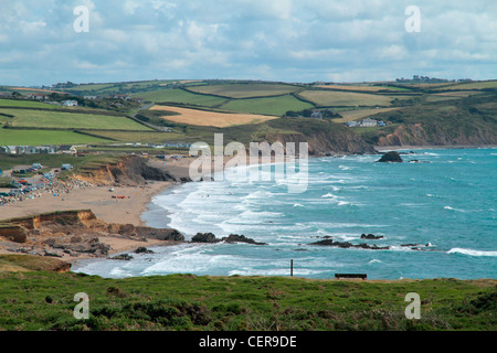 Strand und Klippen bei Widemouth Bucht an der Nordküste von Cornwall in der Nähe von Bude. Stockfoto