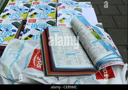 Argos-Retail-Shop Kataloge in einem Haufen außerhalb eines Ladens in Brighton UK Stockfoto