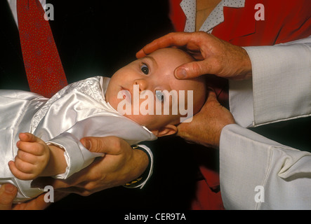 Römisch-katholische Priester, Taufe, Taufe, Taufe baby, baby, Taufen, Junge, Junge, Kirche, Gottesdienst, Novato, Kalifornien Stockfoto