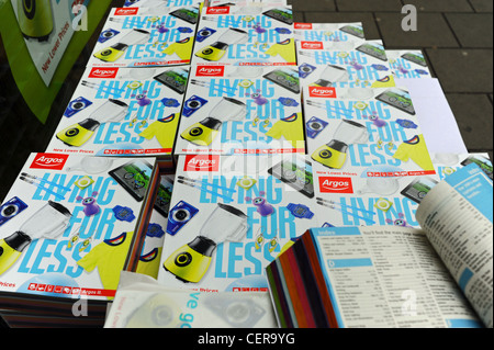 Argos-Retail-Shop Kataloge in einem Haufen außerhalb eines Ladens in Brighton UK Stockfoto
