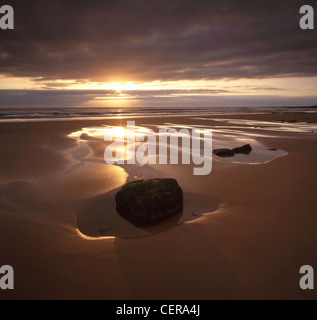 Sonnenaufgang über der Nordsee Embleton Bay. Dunstanburgh Castle steht am südlichen Ende von Embleton Bay. Stockfoto