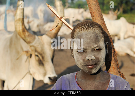 SÜDSUDAN, Region Bahr al Ghazal, Lakes State, Dinka-Stamm mit Zebu-Kühen im Viehlager bei Rumbek, junger Hirte mit aschverschmiertem Gesicht Stockfoto