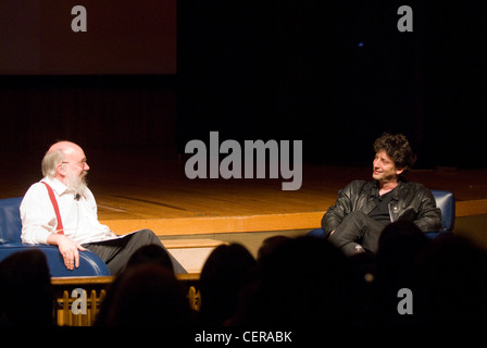 Autor Neil Gaiman wird von Prof. Henry Jenkins auf der Bühne MIT interviewt. Stockfoto