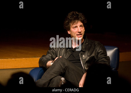 Autor Neil Gaiman wird von Prof. Henry Jenkins auf der Bühne MIT interviewt. Stockfoto