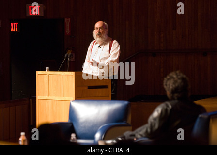 Autor Neil Gaiman wird von Prof. Henry Jenkins auf der Bühne MIT interviewt. Stockfoto