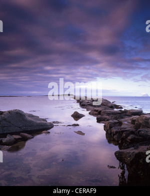 Eine magmatische Deich zeigt bis zum Leuchtturm auf Pladda vom Kildonan an der südlichen Küste von Arran. Ailsa Craig ersichtlich, th Stockfoto