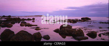 Dämmerung fällt auf den Leuchtturm auf Pladda direkt an der südlichen Küste von Arran. Im Jahre 2001 hatte Zählung der Isle of Arran ein Bewohner Stockfoto