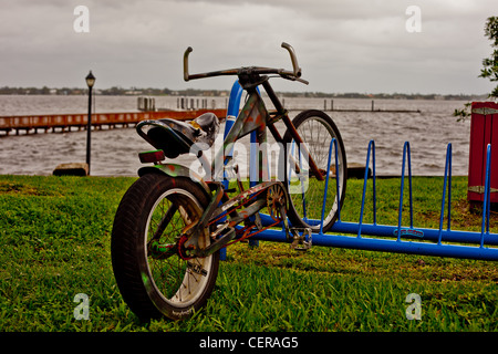 rostige altes Fahrrad in neuen Fahrradträger, gedumpten Fahrrad Stockfoto