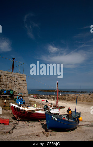 Malerischen Hafen in Cornwall mit den Booten im Trockendock warten auf die Flut zu drehen, um zurück zum Meer und Angeln gehen Stockfoto