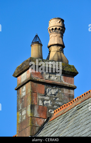 Haus-Schornstein mit zwei Töpfen. Sedbergh Road, Kendal, Cumbria, England, Vereinigtes Königreich, Europa. Stockfoto