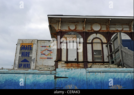 2012 wurde ein verlassener Kiosk am Uferende des West Pier Brighton UK geschlossen Stockfoto