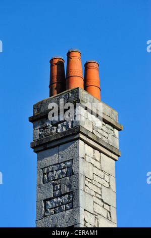 Haus-Schornstein mit drei Töpfe. Sedbergh Road, Kendal, Cumbria, England, Vereinigtes Königreich, Europa. Stockfoto