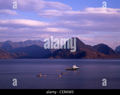 Sgurr Na Stri und der Cuillin-Hauptkamm von Elgol gesehen.  Das Boot Bella Jane läuft Ausflüge zu Loch Coruisk im Herzen von der Stockfoto