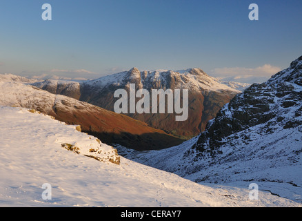 Langdale Pikes von oben Browney Gill, mit Hecht O Blisko auf der rechten Seite. Winter im englischen Lake District Stockfoto