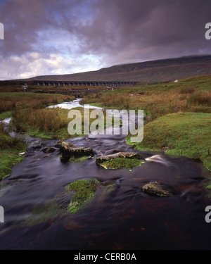 Ribblehead-Viadukt zwischen Ingleton und Hawes, ist ein Wunder der Technik im Herzen der Yorkshire Dales National Park. Die Stockfoto