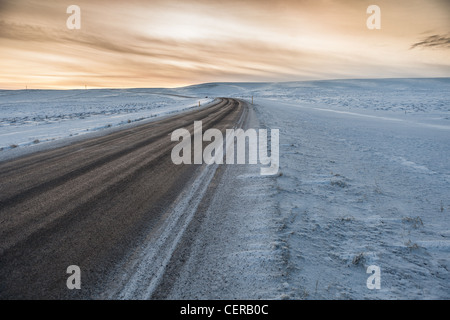 Verschneite Straße, Skagafjördur, Island Stockfoto