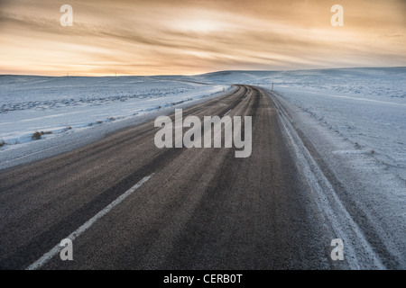 Verschneite Straße, Skagafjördur, Island Stockfoto