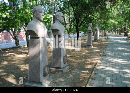 Ukraine. Die autonome Republik Krim. Feodossija. Stadtpark mit Büsten berühmter Männer. Stockfoto
