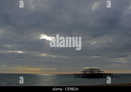 Welle von Licht bricht durch die dunklen Wolken auf das Meer von der West Pier Brighton UK