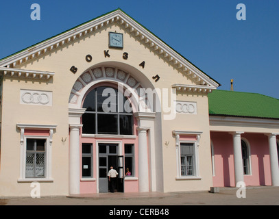 Ukraine. Die autonome Republik Krim. Feodossija. Bahnhof. Von außen. Stockfoto